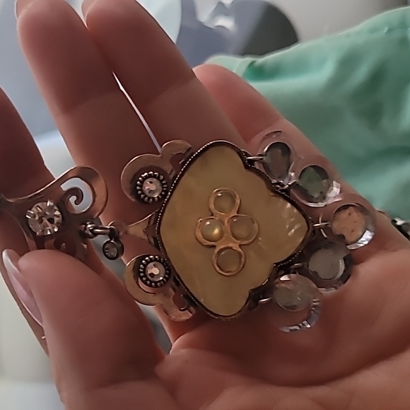 REMINISCENCE PEARL CRYSTAL EARINGS - Picture 3 of 3